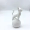 Cat Sculpture on a Ball – Minimalist 3D Art, Simple Black Decoration, Sturdy Spherical Base, Lightweight and Easy-To-Clean Plastic Ornament, Suitable for Home, Office, Bookshelf or Desktop - Perfect Gift for Cat Lovers and Modern Decorators, Fun Design
