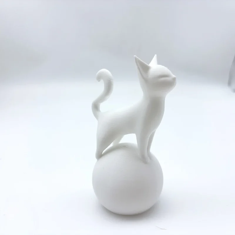 Cat Sculpture on a Ball – Minimalist 3D Art, Simple Black Decoration, Sturdy Spherical Base, Lightweight and Easy-To-Clean Plastic Ornament, Suitable for Home, Office, Bookshelf or Desktop - Perfect Gift for Cat Lovers and Modern Decorators, Fun Design