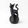 Cat Sculpture on a Ball – Minimalist 3D Art, Simple Black Decoration, Sturdy Spherical Base, Lightweight and Easy-To-Clean Plastic Ornament, Suitable for Home, Office, Bookshelf or Desktop - Perfect Gift for Cat Lovers and Modern Decorators, Fun Design