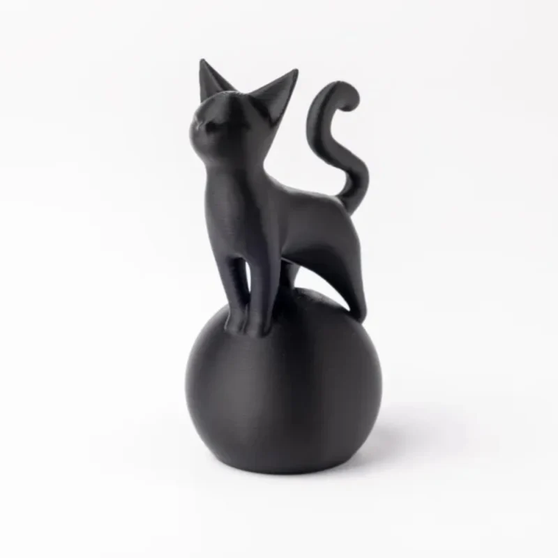 Cat Sculpture on a Ball – Minimalist 3D Art, Simple Black Decoration, Sturdy Spherical Base, Lightweight and Easy-To-Clean Plastic Ornament, Suitable for Home, Office, Bookshelf or Desktop - Perfect Gift for Cat Lovers and Modern Decorators, Fun Design