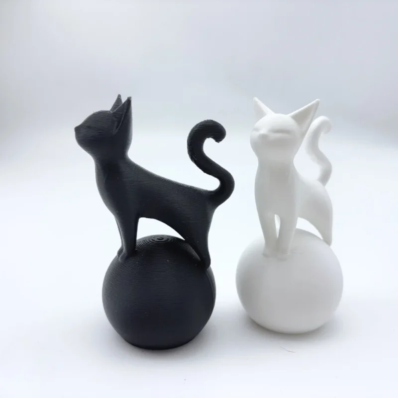 Cat Sculpture on a Ball – Minimalist 3D Art, Simple Black Decoration, Sturdy Spherical Base, Lightweight and Easy-To-Clean Plastic Ornament, Suitable for Home, Office, Bookshelf or Desktop - Perfect Gift for Cat Lovers and Modern Decorators, Fun Design