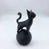 Cat Sculpture on a Ball – Minimalist 3D Art, Simple Black Decoration, Sturdy Spherical Base, Lightweight and Easy-To-Clean Plastic Ornament, Suitable for Home, Office, Bookshelf or Desktop - Perfect Gift for Cat Lovers and Modern Decorators, Fun Design