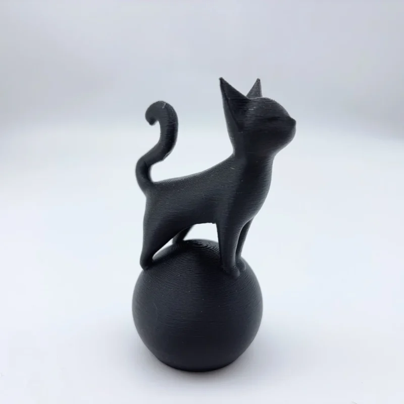 Cat Sculpture on a Ball – Minimalist 3D Art, Simple Black Decoration, Sturdy Spherical Base, Lightweight and Easy-To-Clean Plastic Ornament, Suitable for Home, Office, Bookshelf or Desktop - Perfect Gift for Cat Lovers and Modern Decorators, Fun Design
