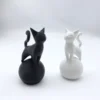 Cat Sculpture on a Ball – Minimalist 3D Art, Simple Black Decoration, Sturdy Spherical Base, Lightweight and Easy-To-Clean Plastic Ornament, Suitable for Home, Office, Bookshelf or Desktop - Perfect Gift for Cat Lovers and Modern Decorators, Fun Design