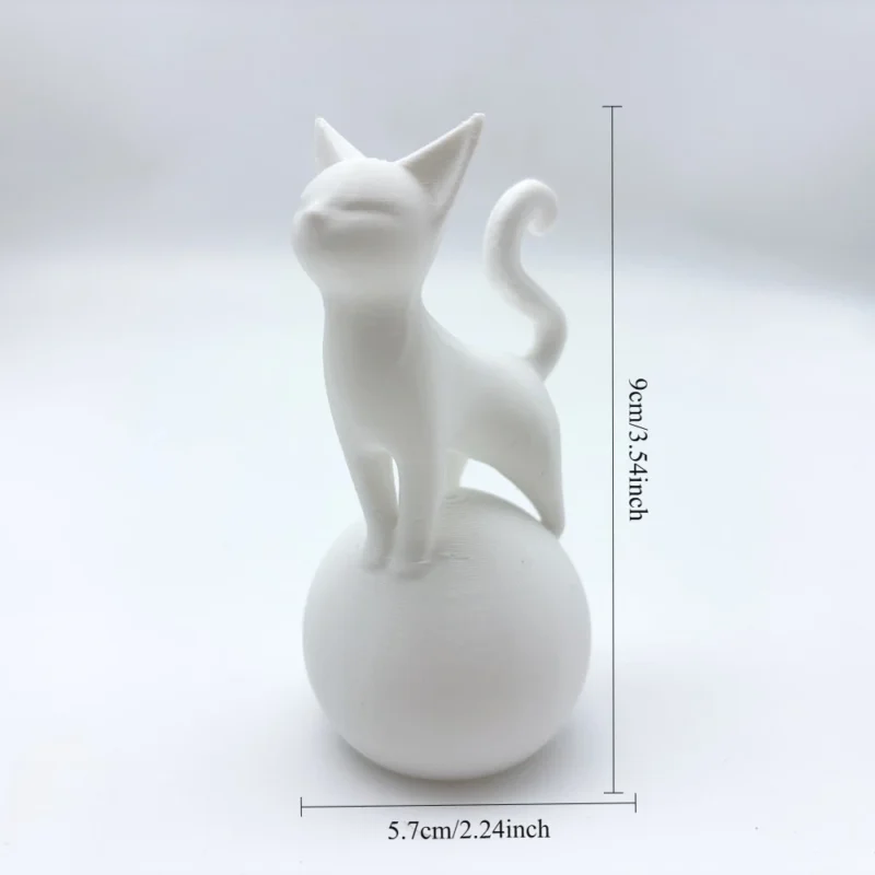 Cat Sculpture on a Ball – Minimalist 3D Art, Simple Black Decoration, Sturdy Spherical Base, Lightweight and Easy-To-Clean Plastic Ornament, Suitable for Home, Office, Bookshelf or Desktop - Perfect Gift for Cat Lovers and Modern Decorators, Fun Design