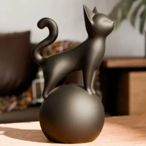 Cat Sculpture on a Ball – Minimalist 3D Art, Simple Black Decoration, Sturdy Spherical Base, Lightweight and Easy-To-Clean Plastic Ornament, Suitable for Home, Office, Bookshelf or Desktop - Perfect Gift for Cat Lovers and Modern Decorators, Fun Design